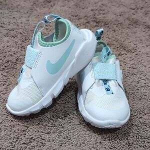Nike Kids Sneakers in White and Aqua